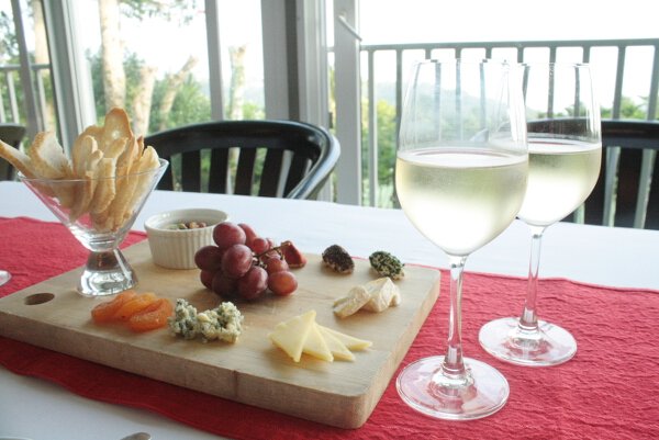 Discovery Country Suites wine and cheese